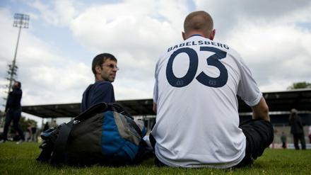 Zu schlapp für den Profi-Rasen? Nach dem 0:1 gegen Sachsenhausen ging Trainer Almedin Civa hart mit seiner Mannschaft ins Gericht.