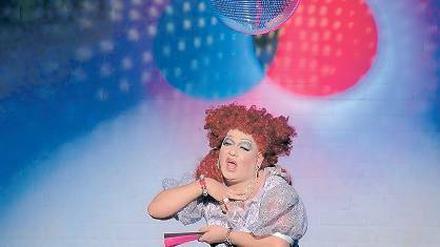 Molly La Böff. Nur echt mit Perücke, Schminke und Glitzer.