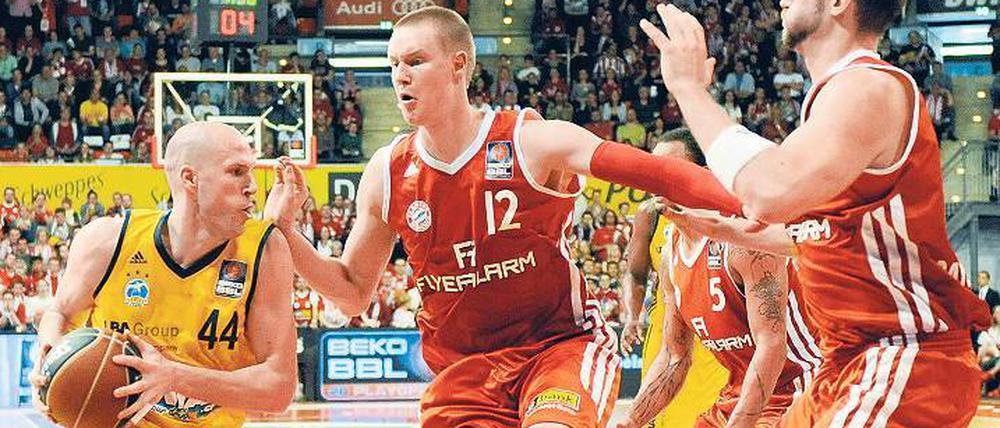 Rot stoppt Gelb. Zach Morley (l.) konnte sich im ersten Spiel gegen die Bayern (hier mit Robert Benzing) nicht durchsetzen.
