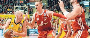 Rot stoppt Gelb. Zach Morley (l.) konnte sich im ersten Spiel gegen die Bayern (hier mit Robert Benzing) nicht durchsetzen.