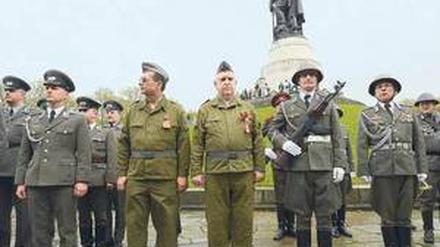 DDR-Folklore. Am sowjetischen Ehrenmal in Treptow marschierten am Himmelfahrtstag Veteranen in Uniformen der NVA und des Stasi-Wachregiments „Feliks Dzierzynski“ auf.