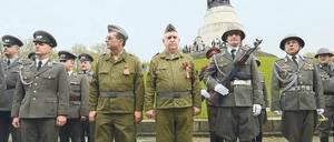 DDR-Folklore. Am sowjetischen Ehrenmal in Treptow marschierten am Himmelfahrtstag Veteranen in Uniformen der NVA und des Stasi-Wachregiments „Feliks Dzierzynski“ auf.