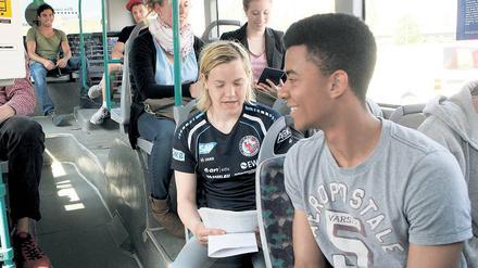 Experiment im Bus. Turbine-Spielerin Jennifer Zietz las den Fahrgästen vor.