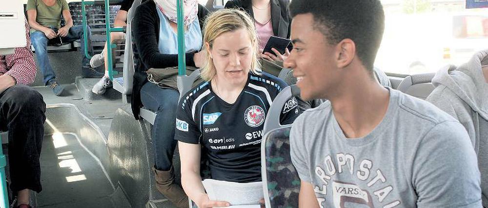 Experiment im Bus. Turbine-Spielerin Jennifer Zietz las den Fahrgästen vor.