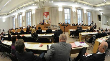 Keine bayerischen Verhältnisse im Brrandenburger Landtag: SPD-Fraktionschef Ralf Holzschuher hat seine Kollegen am Dienstag über die Taätigkeit seiner Frau für die Fraktion in Brandenburg/Havel informiert.