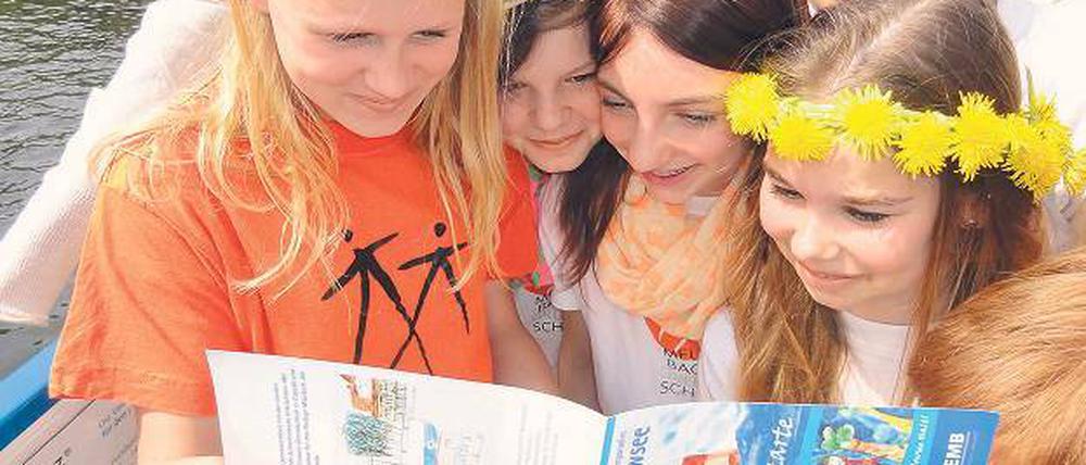 Viele Ziele selbst ausgetestet. Meusebach-Schülerinnen schauten sich gestern ihre neue Kinderfreizeitkarte an.