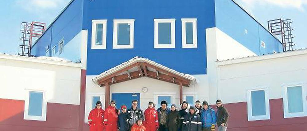 Neues Domizil. Die Wissenschaftler vor dem Neubau der Forschungsstation.