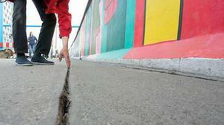 Fingerbreite Risse wurden an der East Side Gallery entdeckt.