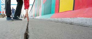 Fingerbreite Risse wurden an der East Side Gallery entdeckt.