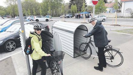 Da geht es rein. Erfurter Touristen testen die Fahrradboxen.
