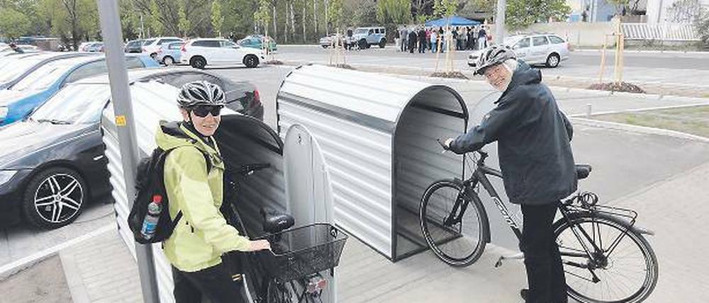 Da geht es rein. Erfurter Touristen testen die Fahrradboxen.