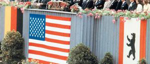 JFK in Schöneberg. Rund ein halbes Jahrhundert ist es her, dass dieses Bild entstand. Das Jubiläum feiert Berlin – und auch die Berichte von Zeitzeugen sind dabei gefragt.