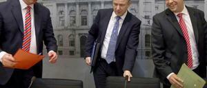 SPD-Landeschef Jan Stöß, der Regierende Bürgermeister Klaus Wowereit und SPD-Fraktionschef Raed Saleh bei einer Pressekonferenz im Abgeordnetenhaus in Berlin. Momentan verbergen...