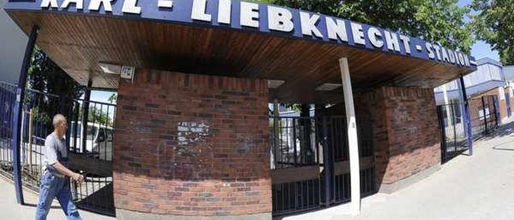 Noch ist der Andrang nicht so groß, aber der SVB hofft an diesem sonnigen Samstagnachmittag auf mehrere Tausend Zuschauer, wenn es ab 14 Uhr um den Klassenerhalt in der 3. Liga geht.