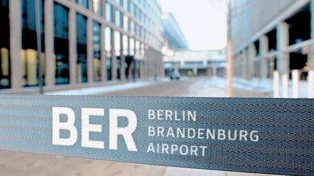 Keine Komplett-Eröffnung. Der Pannen-Flughafen BER bei Berlin soll so schnell wie möglich starten. Airport-Chef Hartmut Mehdorn will deswegen schrittweise vorgehen.