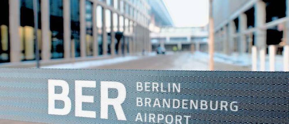 Keine Komplett-Eröffnung. Der Pannen-Flughafen BER bei Berlin soll so schnell wie möglich starten. Airport-Chef Hartmut Mehdorn will deswegen schrittweise vorgehen.