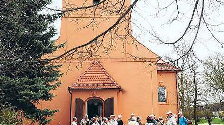 Große Kirche, kleiner Stamm. Der Birnbaum des Gutsherrn lebt weiter – rechts neben dem Gebäude.
