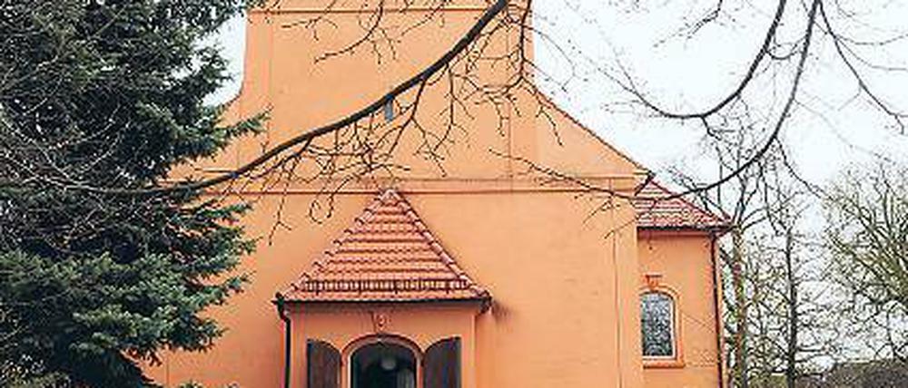 Große Kirche, kleiner Stamm. Der Birnbaum des Gutsherrn lebt weiter – rechts neben dem Gebäude.