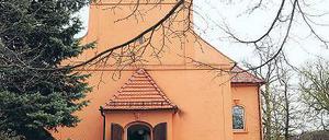 Große Kirche, kleiner Stamm. Der Birnbaum des Gutsherrn lebt weiter – rechts neben dem Gebäude.