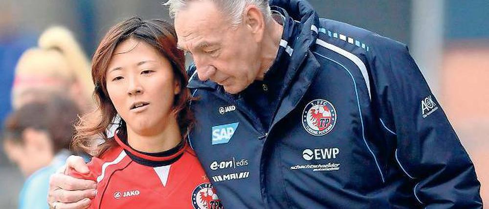 Schwerer Abschied. Yuki Ogimi – hier mit Trainer Bernd Schröder – wird den FFC Turbine Potsdam verlassen und nach London gehen. In Potsdam, so sagt Schröder, habe sie Weltklasseformat bekommen.