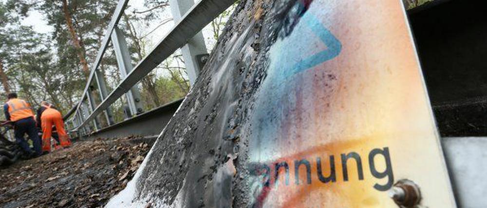Bis zum späten Donnerstagabend dauerten die Aufräumarbeiten nach einem Brandanschlag auf S-Bahn-Kabel in Wannsee.