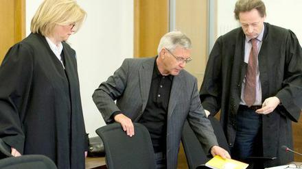 Ex-Bürgermeister Heinrich Scholl zwischen seinen Anwälten Heide Sandkuhl und Stefan König.