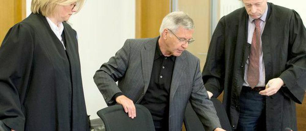 Ex-Bürgermeister Heinrich Scholl zwischen seinen Anwälten Heide Sandkuhl und Stefan König.