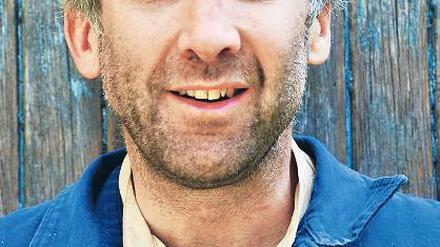 Von großer Kraft. Das Wandertheater Ton und Kirschen inszeniert Brechts „Hans im Glück“ mit Rob Wyn Jones in der Titelrolle. Am Samstag ist eine erste Szene zu sehen