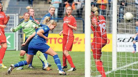 Mit dem Kopf zum 1:0. Ada Hegerberg (links vorn) – am Mittwoch erstmals in der Startelf – sorgt hier für Turbines Führung gegen den FSV Sindelfingen, der nach dem 0:6 in Potsdam vorzeitig als Absteiger feststeht.