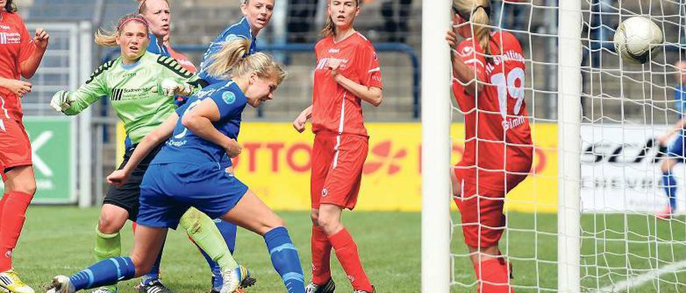 Mit dem Kopf zum 1:0. Ada Hegerberg (links vorn) – am Mittwoch erstmals in der Startelf – sorgt hier für Turbines Führung gegen den FSV Sindelfingen, der nach dem 0:6 in Potsdam vorzeitig als Absteiger feststeht.