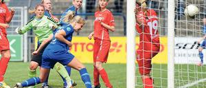 Mit dem Kopf zum 1:0. Ada Hegerberg (links vorn) – am Mittwoch erstmals in der Startelf – sorgt hier für Turbines Führung gegen den FSV Sindelfingen, der nach dem 0:6 in Potsdam vorzeitig als Absteiger feststeht.