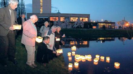Illumination. Lichter für den Lustgarten schwammen am Montagabend im Neptunbecken – doch zugleich gibt es seitdem auch heftigen Streit.