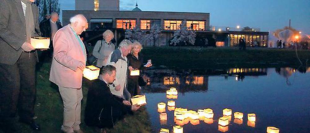 Illumination. Lichter für den Lustgarten schwammen am Montagabend im Neptunbecken – doch zugleich gibt es seitdem auch heftigen Streit.