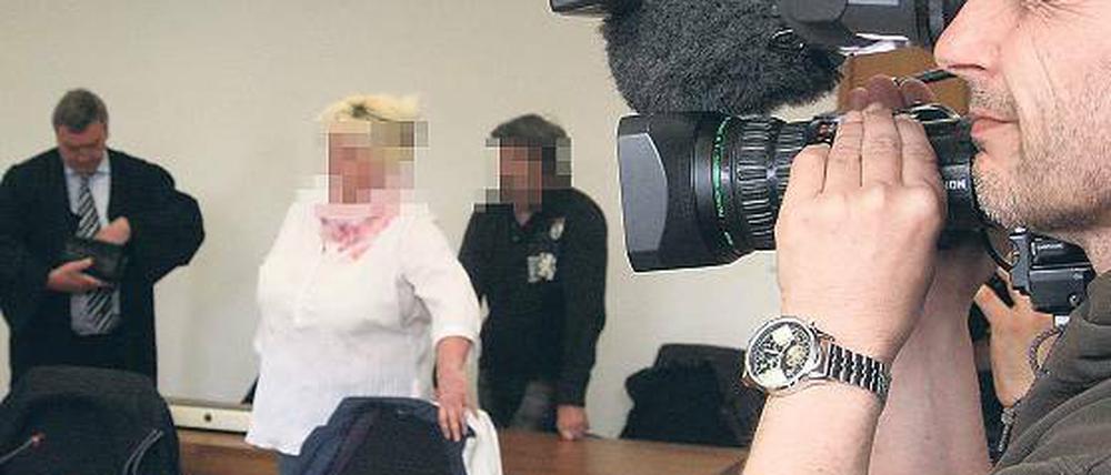 Medieninteresse: Die beiden Angeklagten beim Prozessauftakt.