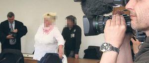 Medieninteresse: Die beiden Angeklagten beim Prozessauftakt.