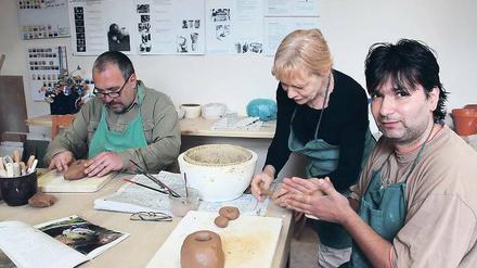 Kunst als Therapie. Seit 20 Jahren hilft der Verein Bogen e.V. psychisch Kranken. Die Klienten können verschiedene Angebote wahrnehmen, etwa einen Kurs in der Keramikwerkstatt. Der Verein will die Menschen unterstützen, wieder im Alltag zurechtzukommen. Langfristig sollen sie sozial und beruflich wieder in die Gesellschaft integriert werden.