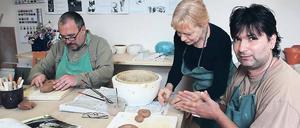 Kunst als Therapie. Seit 20 Jahren hilft der Verein Bogen e.V. psychisch Kranken. Die Klienten können verschiedene Angebote wahrnehmen, etwa einen Kurs in der Keramikwerkstatt. Der Verein will die Menschen unterstützen, wieder im Alltag zurechtzukommen. Langfristig sollen sie sozial und beruflich wieder in die Gesellschaft integriert werden.
