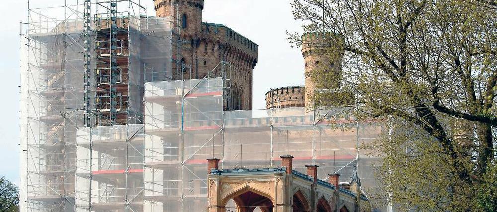 Eingerüstet: Bis 2015 wird Schloss Babelsberg hinter Bauplanen verschwunden sein. Knapp zehn Millionen Euro gibt die Schlösserstiftung für die Hüllensanierung und die Wiederherstellung der Terrassen und Wasserspiele aus.