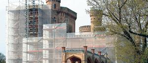 Eingerüstet: Bis 2015 wird Schloss Babelsberg hinter Bauplanen verschwunden sein. Knapp zehn Millionen Euro gibt die Schlösserstiftung für die Hüllensanierung und die Wiederherstellung der Terrassen und Wasserspiele aus.
