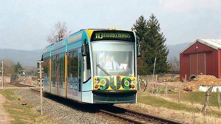 Mit der Tram übers Land. Im thüringischen Nordhausen sind Straßenbahnen vom Typ Combino, wie er auch in Potsdam fährt, auf Eisenbahngleisen unterwegs.