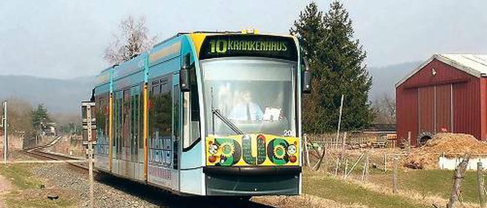 Mit der Tram übers Land. Im thüringischen Nordhausen sind Straßenbahnen vom Typ Combino, wie er auch in Potsdam fährt, auf Eisenbahngleisen unterwegs.