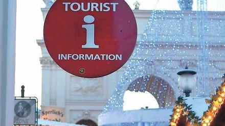 Bezahlte Werbung. Auch dafür soll die geplante Tourismusabgabe gut sein: Werbeschilder in Potsdam. Vor allem soll sie aber dafür sorgen, dass der Eintritt für den Park Sanssouci frei bleibt. Bringt die Stadt die Abgabe nicht auf den Weg, müssten Parkbesucher bald zwei Euro pro Besuch zahlen.