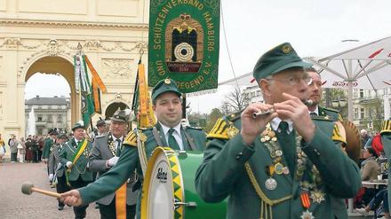 Pauken und Pfeifen. Am Samstag waren in der Innenstadt die Schützen los.