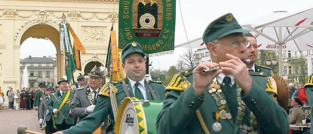Pauken und Pfeifen. Am Samstag waren in der Innenstadt die Schützen los.