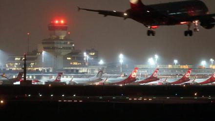 In Tegel wird das Nachtflugverbot derzeit nicht so streng genommen - Schuld ist das Desaster um den BER-Flughafen.