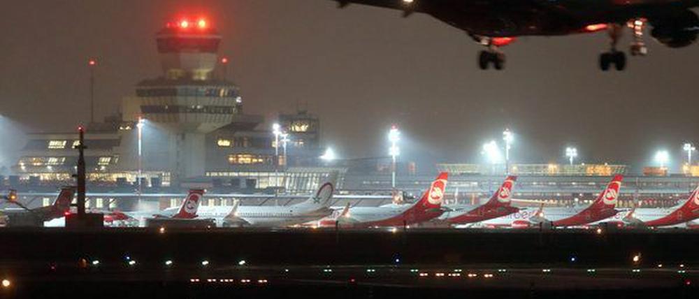 In Tegel wird das Nachtflugverbot derzeit nicht so streng genommen - Schuld ist das Desaster um den BER-Flughafen.