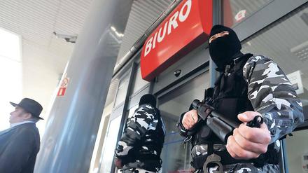 Gefährliches Kaliber. Uniformierte hielten eine im polnischen Krajnik Dolny an der Grenze zu Schwedt (Uckermark) gelegene Tankstelle sechst Tage lang besetzt. Ein Spezialkommando der polnischen Polizei beendete am Freitag die Besetzung.