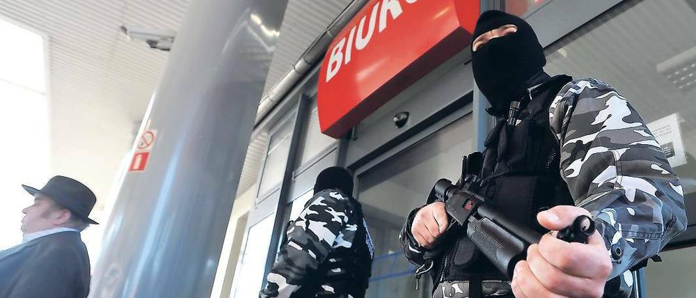 Gefährliches Kaliber. Uniformierte hielten eine im polnischen Krajnik Dolny an der Grenze zu Schwedt (Uckermark) gelegene Tankstelle sechst Tage lang besetzt. Ein Spezialkommando der polnischen Polizei beendete am Freitag die Besetzung.