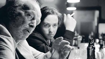 Einsame Wölfe. Tom Schilling (r.) mit Michael Gwisdek in dem prämierten Film „Oh Boy“ von Jan-Ole Gerster.