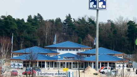 Gut platziert. Das Werbeschild des neuen Marktes ist weithin sichtbar.